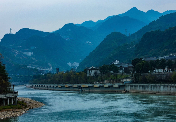 地处赤水河谷地带，地势低凹，海拔400米